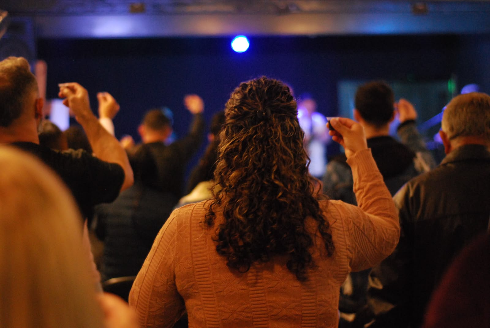 Comunidade reunida em culto