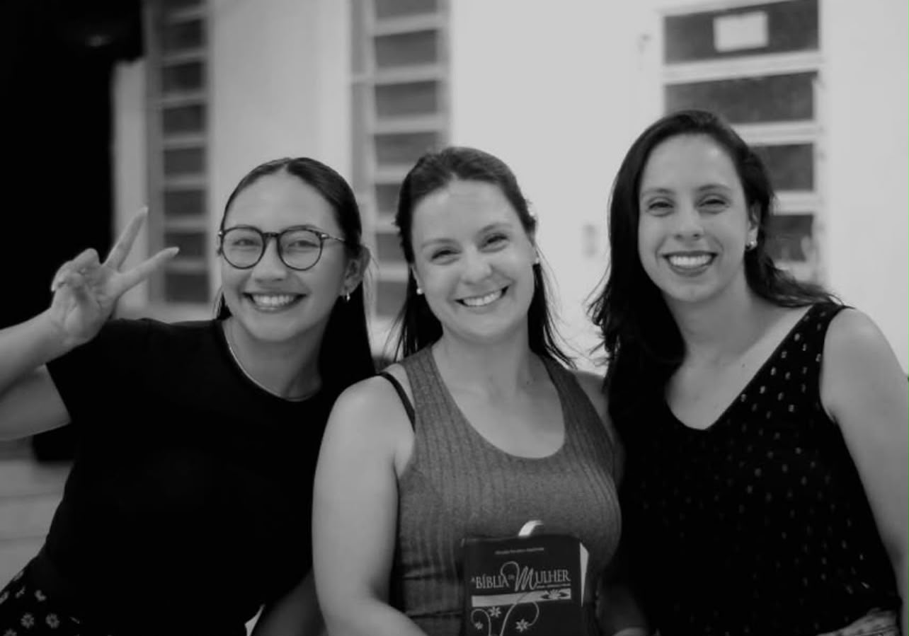 Pessoas servindo juntas em ação comunitária