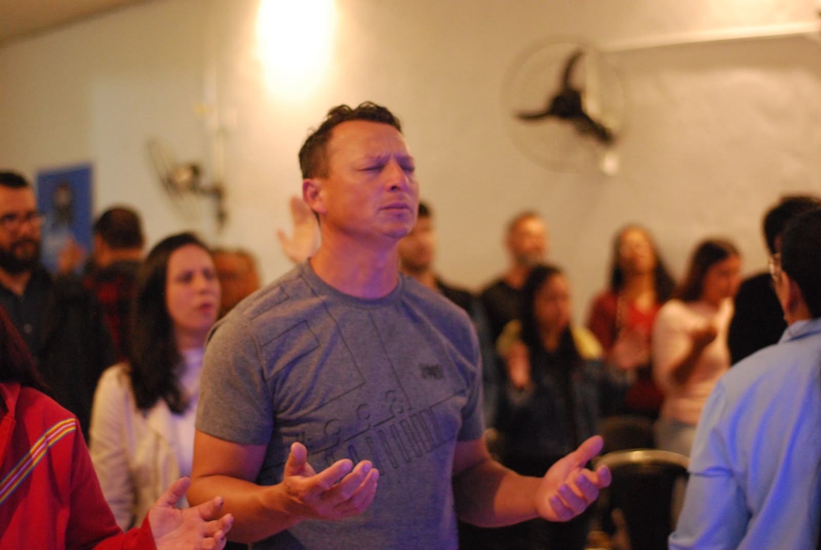 Momento de oração e busca do Espírito Santo durante o culto